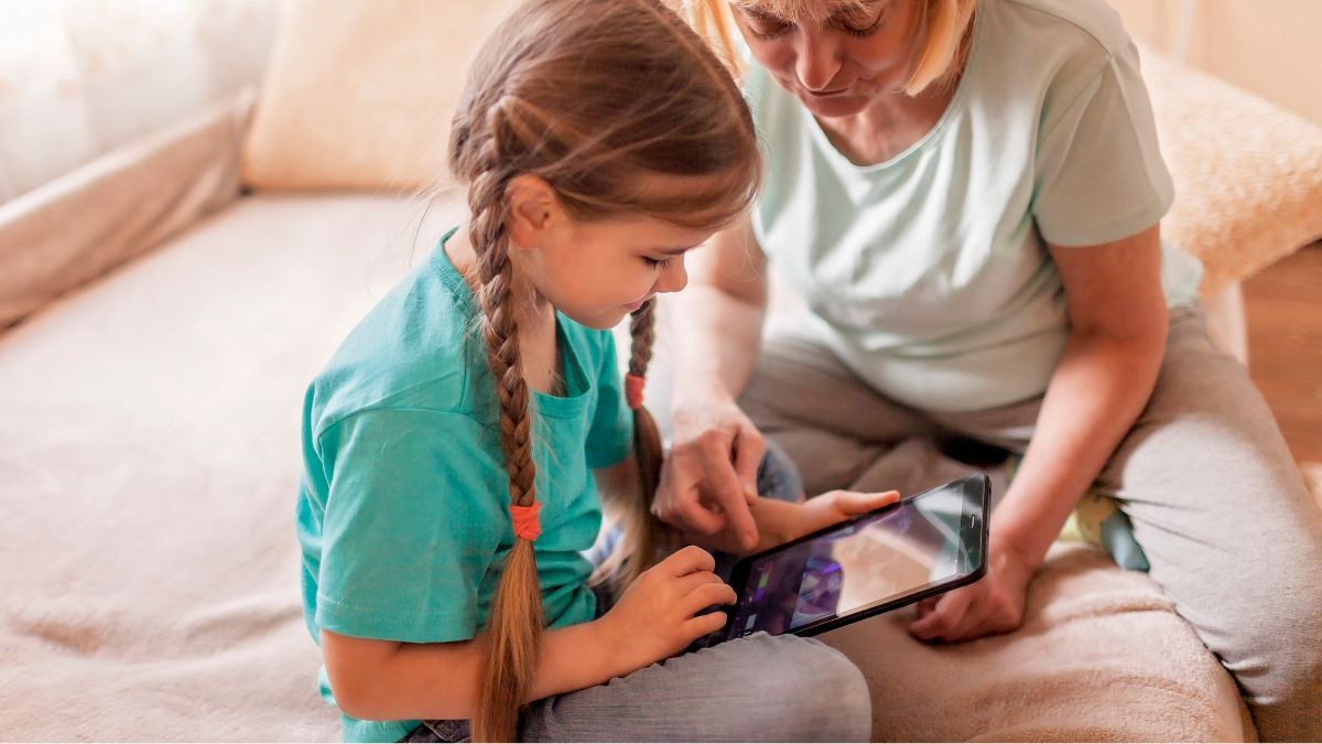 Una tesis de la UR analiza los efectos del ocio digital compartido entre abuelos y nietos