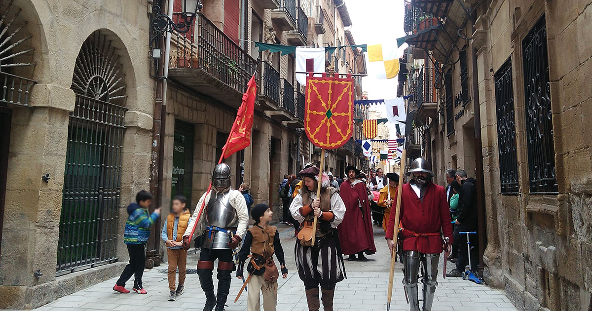 Caballeros desfilando en las Fiestas de San Felices de Viana